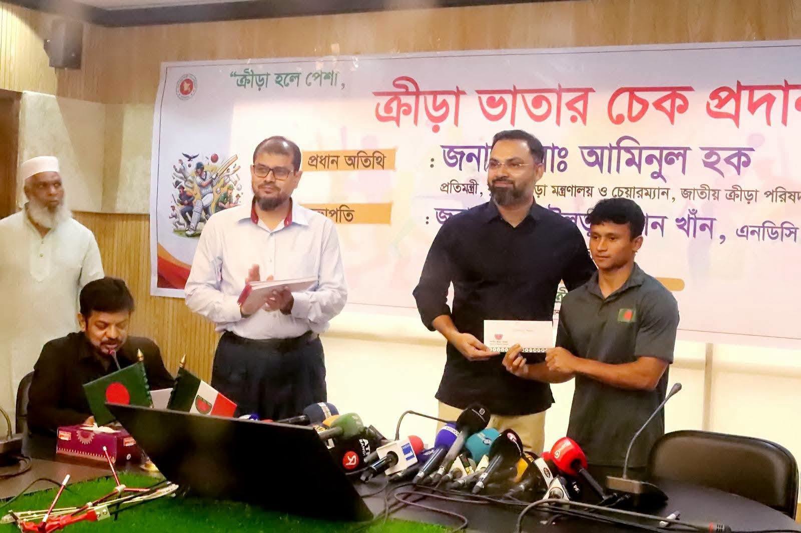 32 national athletes receive honorarium checks of one lakh Taka per month